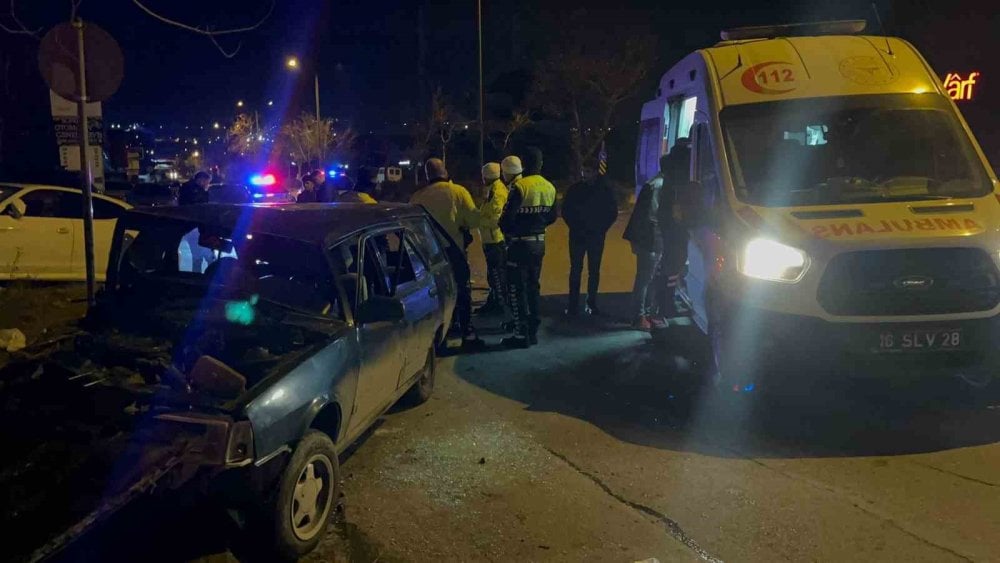 Bursa’da korkunç kaza: 2 araç kafa kafaya çarpıştı