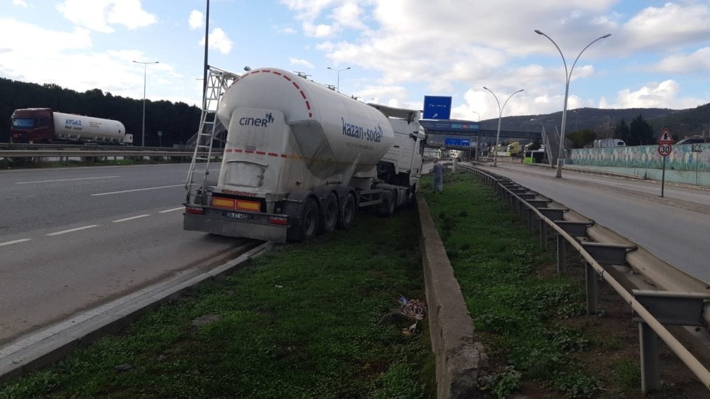 Kocaeli'de tanker yol kenarındaki beton bloka çarptı: 1 yaralı