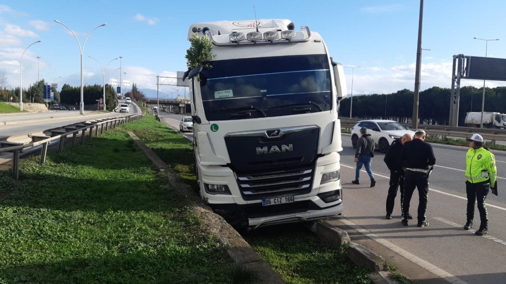 Kocaeli'de tanker yol kenarındaki beton bloka çarptı: 1 yaralı