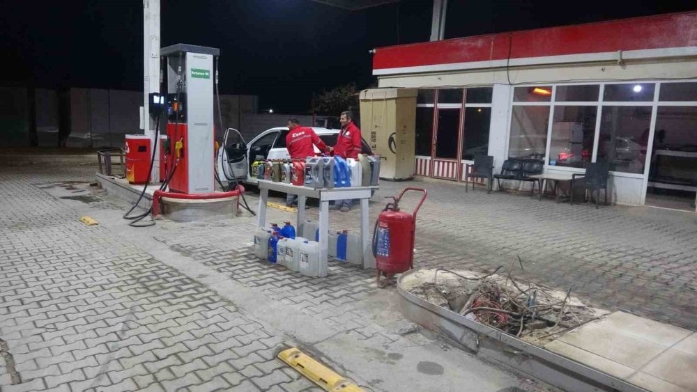 Petrol istasyonunda korkutan anlar: Traktörle pompayı yıktı