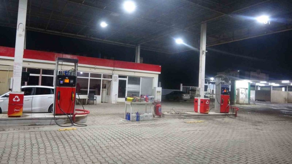 Petrol istasyonunda korkutan anlar: Traktörle pompayı yıktı