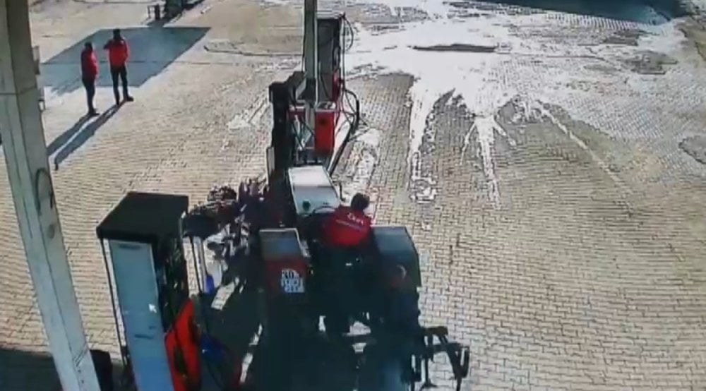 Petrol istasyonunda korkutan anlar: Traktörle pompayı yıktı