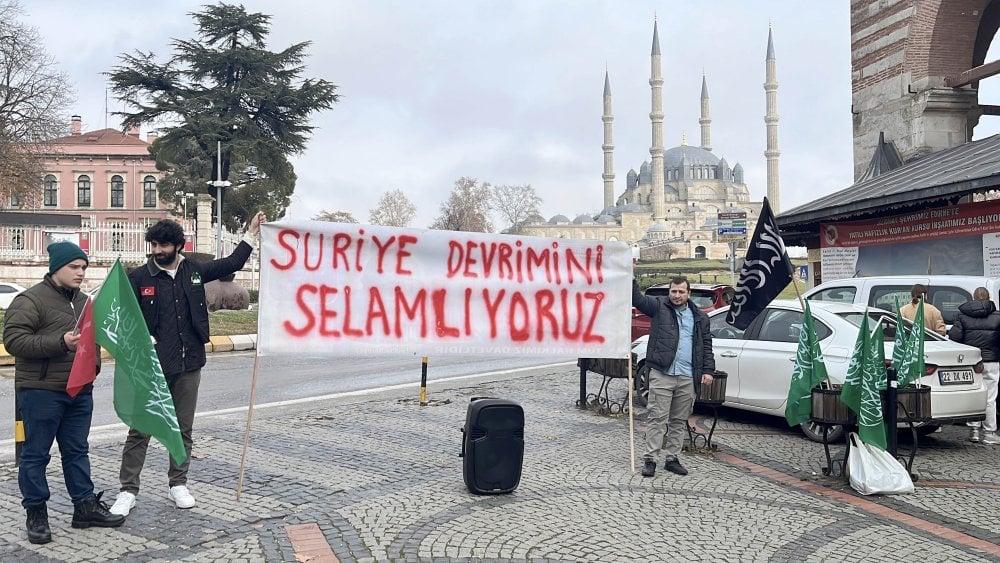 Suriyelilerden baklavalı, lokumlu kutlama