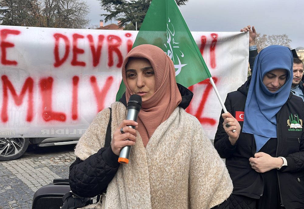 Suriyelilerden baklavalı, lokumlu kutlama