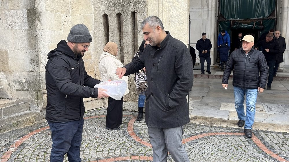 Suriyelilerden baklavalı, lokumlu kutlama