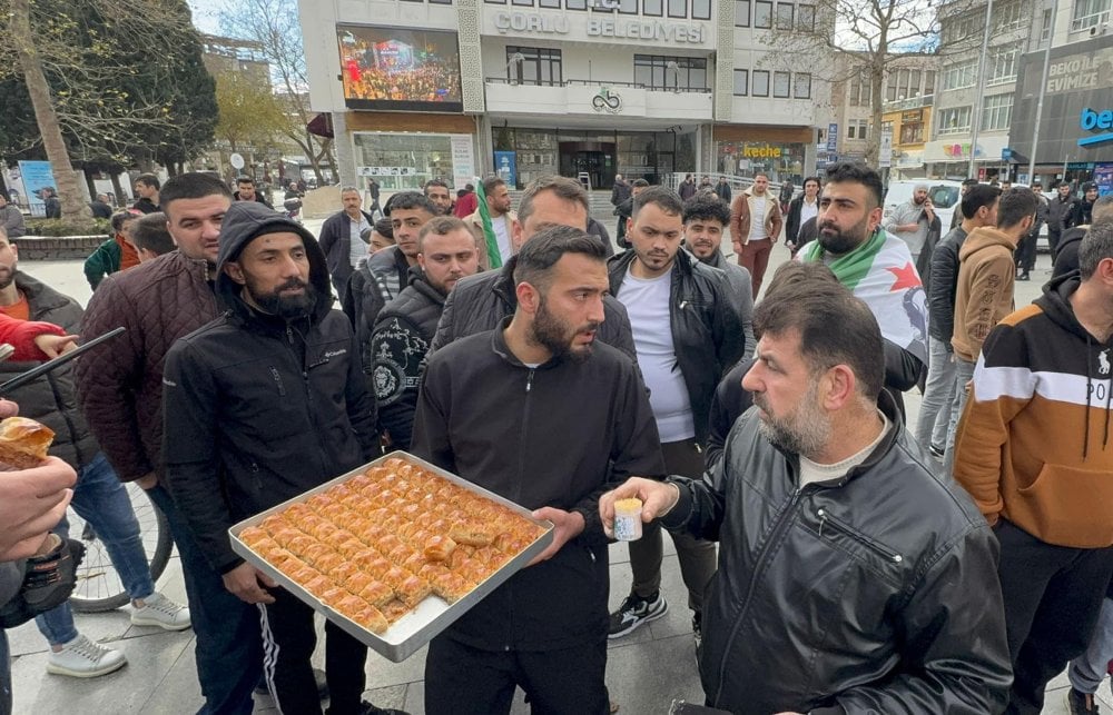 Suriyelilerden baklavalı, lokumlu kutlama