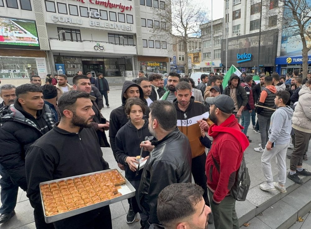 Suriyelilerden baklavalı, lokumlu kutlama