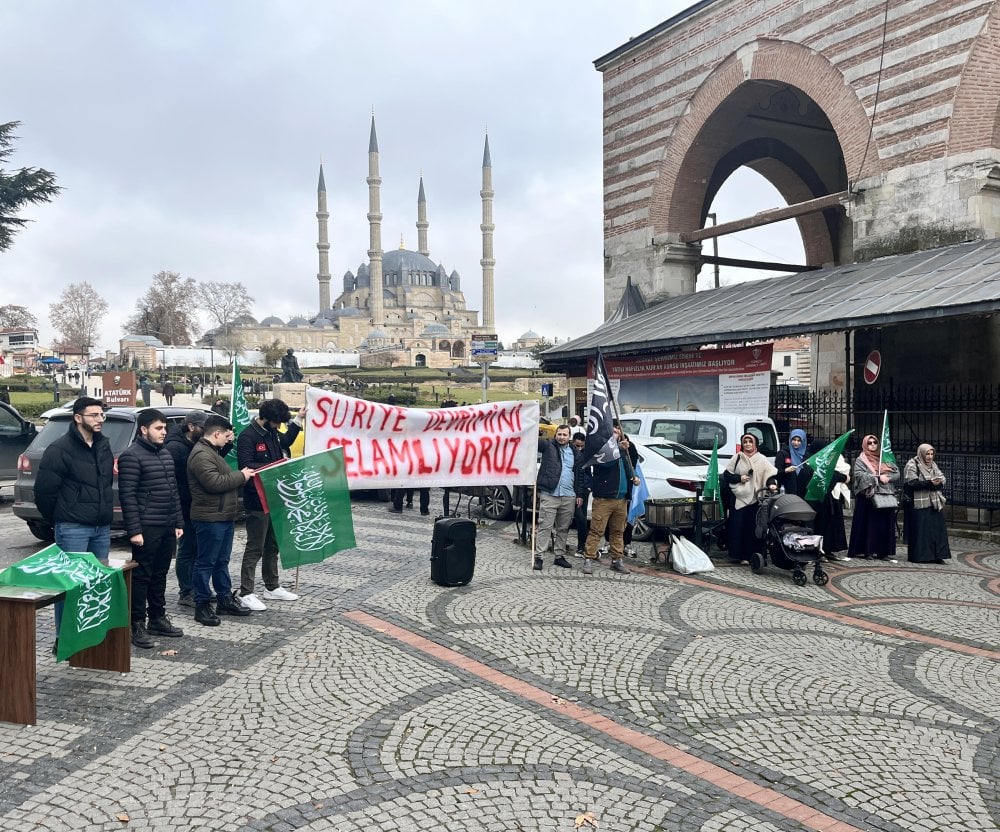 Suriyelilerden baklavalı, lokumlu kutlama