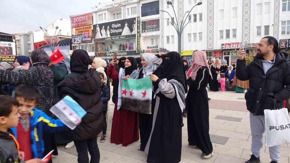 Yozgat’ta Suriyeliler Esad’in gidişini şarkılarla kutladı