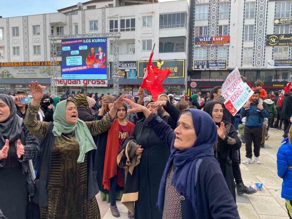 Yozgat’ta Suriyeliler Esad’in gidişini şarkılarla kutladı