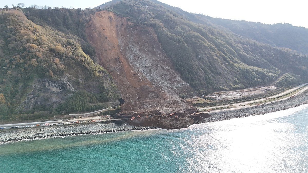 aa-20241208-36424993-36424988-landslide-blocks-black-sea-coastal-road-in-artvin.jpg