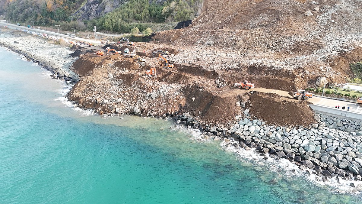 aa-20241208-36424993-36424989-landslide-blocks-black-sea-coastal-road-in-artvin.jpg