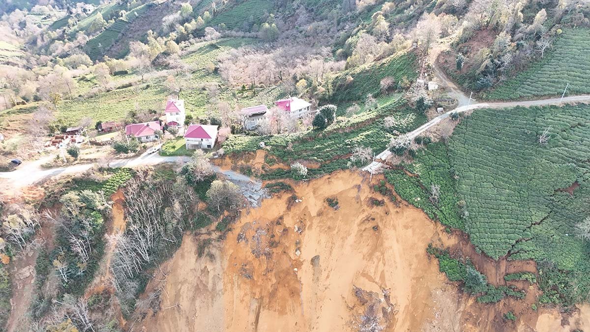 aa-20241208-36424993-36424991-landslide-blocks-black-sea-coastal-road-in-artvin.jpg