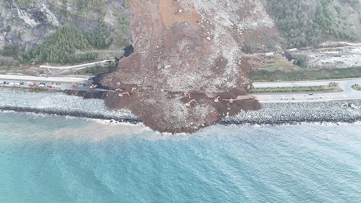 aa-20241208-36424993-36424992-landslide-blocks-black-sea-coastal-road-in-artvin.jpg