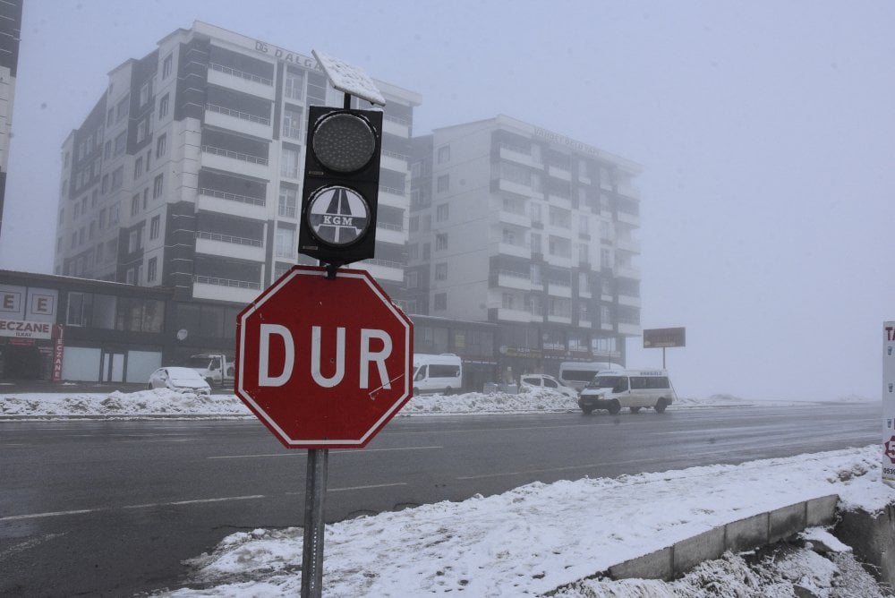 Bitlis’te yoğun sis! Görüş mesafesi 10 metreye kadar düştü