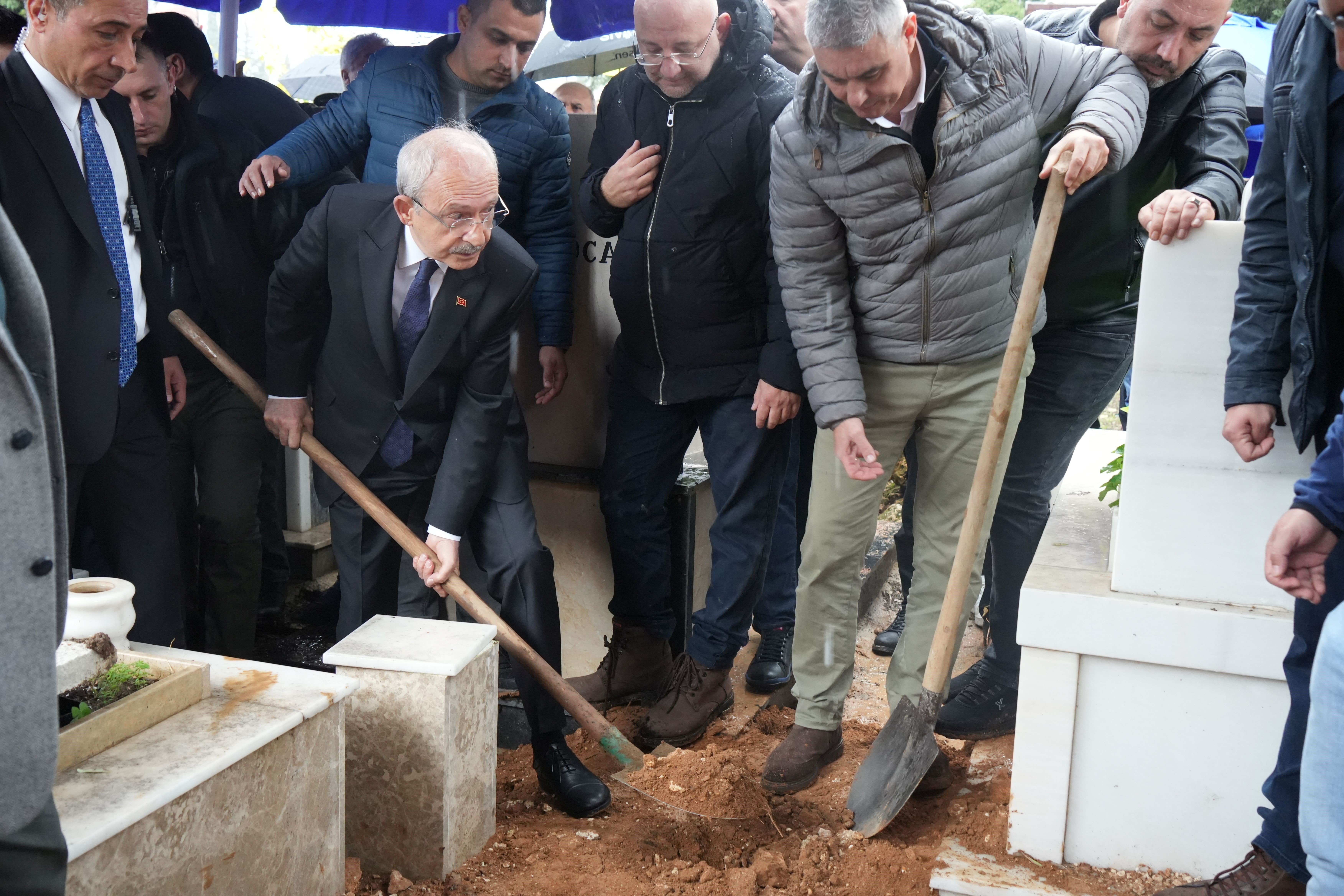 kilicdaroglu-dunurunun-cenazesine-katil-1.jpg