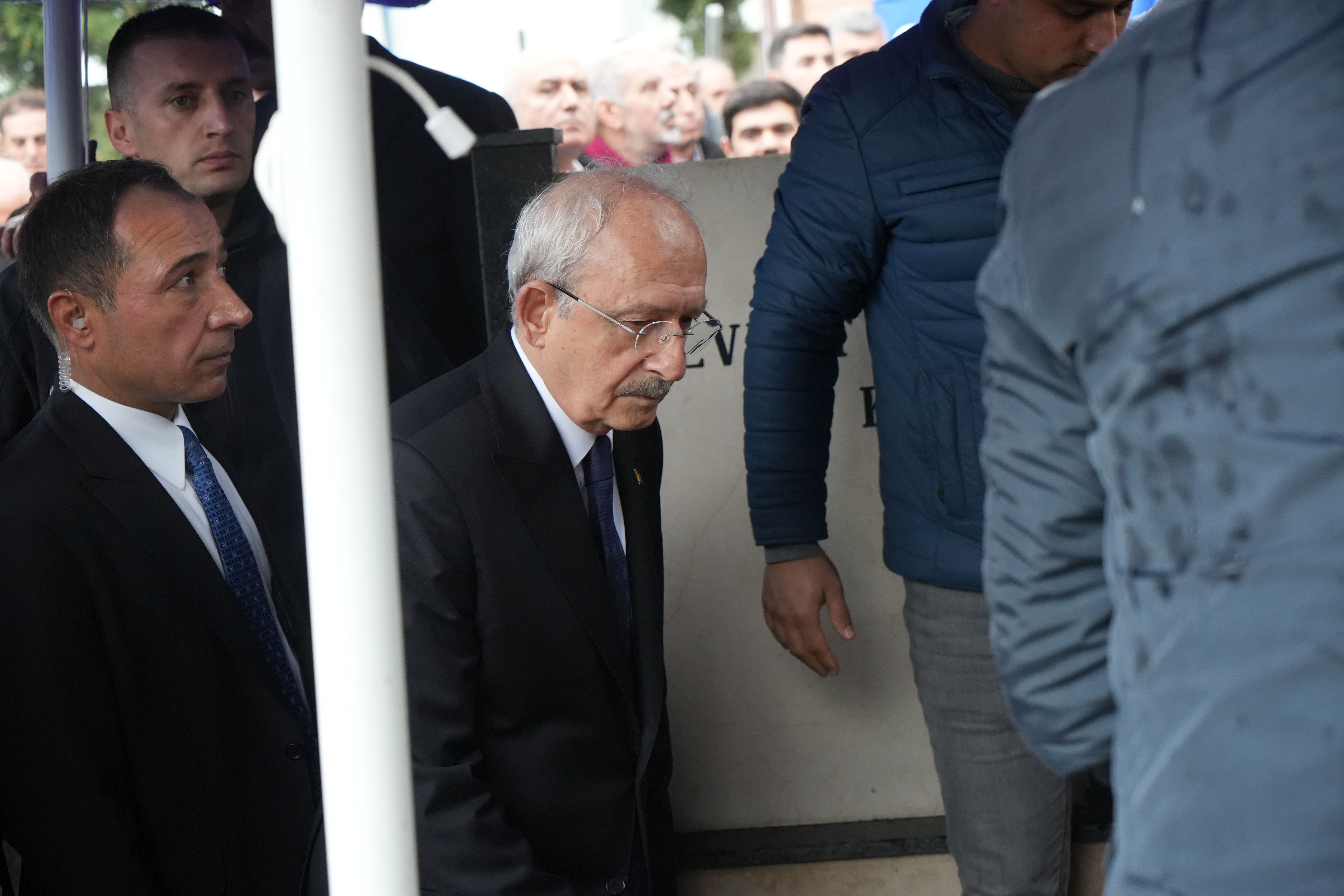 kilicdaroglu-dunurunun-cenazesine-katil-5.jpg