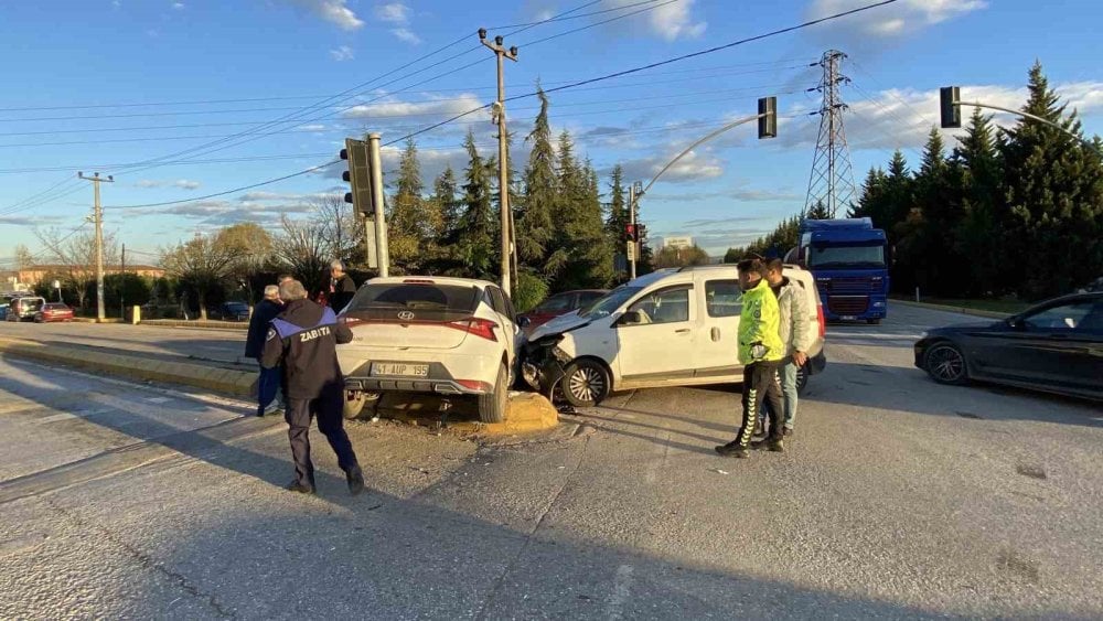 Kocaeli'nde iki otomobil çarpıştı: Yaralılar var