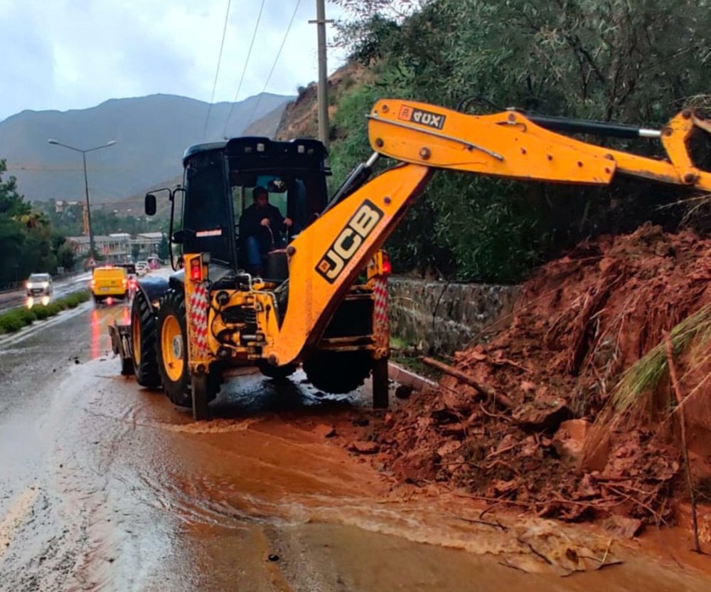 Marmaris'te sağanak hayatı felç etti! Cadde ve sokaklar su altında kaldı