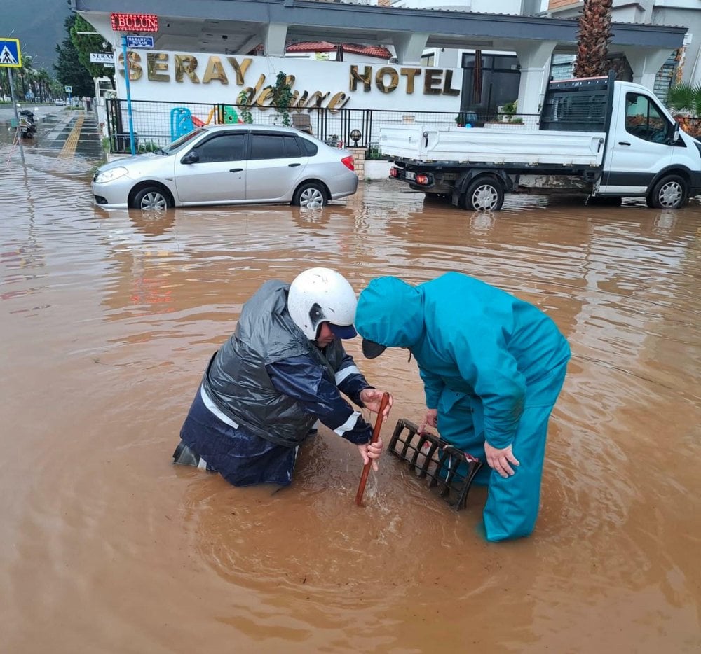 Marmaris'te sağanak hayatı felç etti! Cadde ve sokaklar su altında kaldı