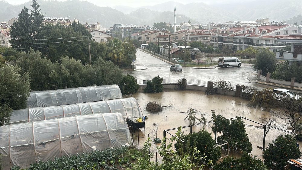 Marmaris'te sağanak hayatı felç etti! Cadde ve sokaklar su altında kaldı