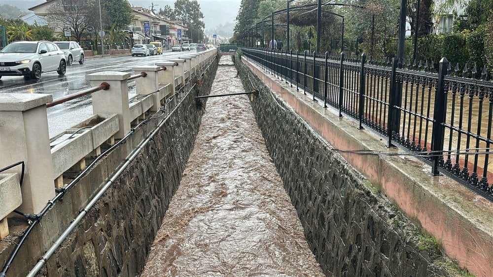 Marmaris'te sağanak hayatı felç etti! Cadde ve sokaklar su altında kaldı