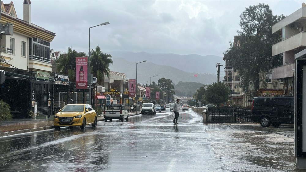 Marmaris'te sağanak hayatı felç etti! Cadde ve sokaklar su altında kaldı