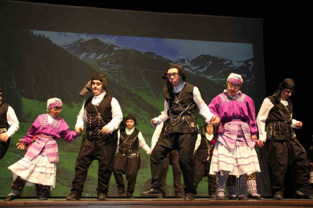 Gebze’de özel bireyler hazırladığı koreografilerle sahne aldı