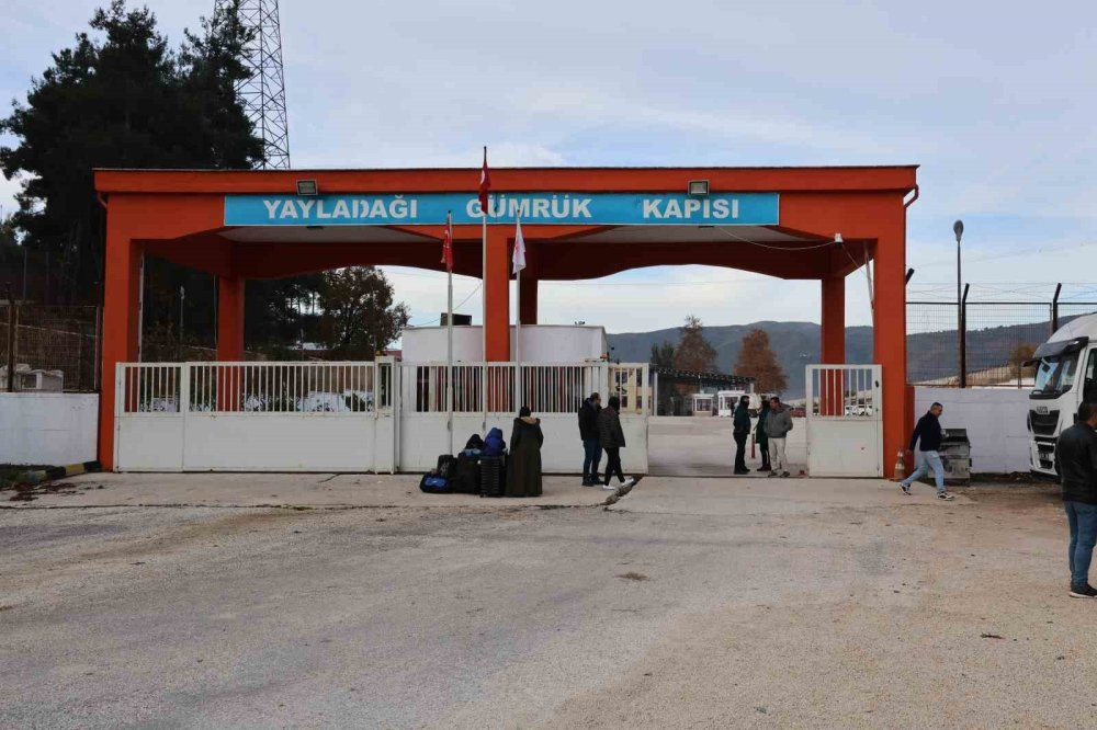 Suriyeliler ülkelerine dönüyor! 13 yıl sonra yeniden geçişlere açıldı