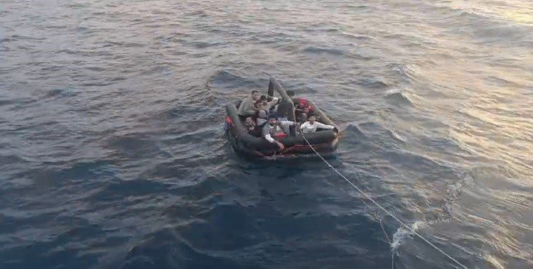 Yunan askerlerinin ölüme terk ettiği göçmenler dalgalarla boğuştu