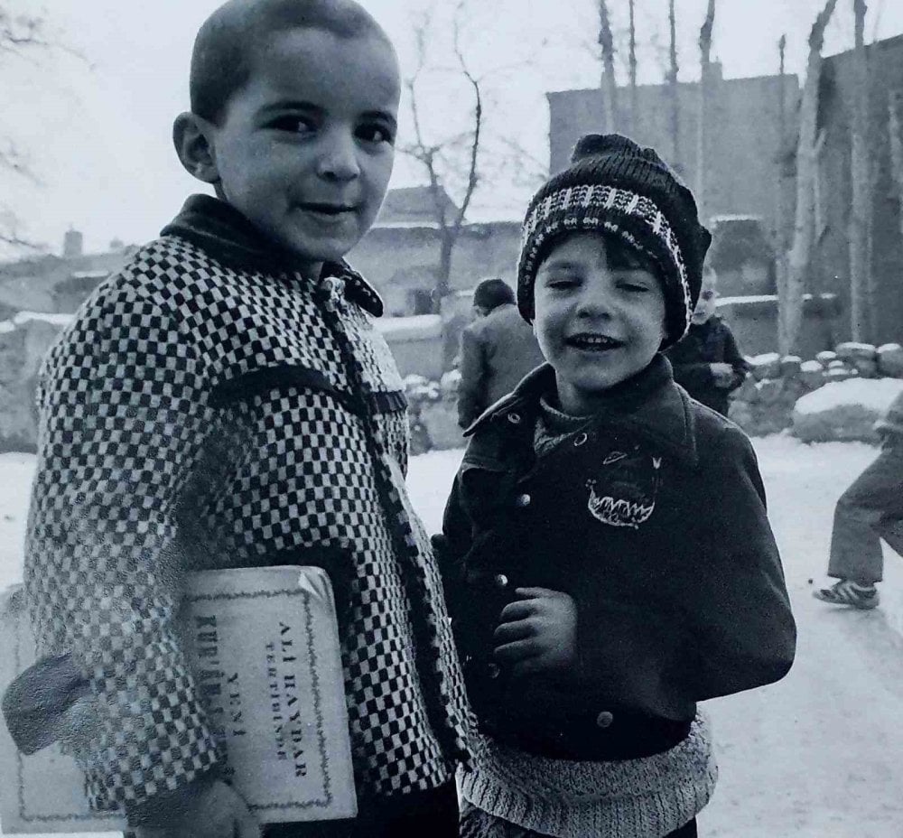 Binlerce kilometre uzaktan geldi. 44 yıl önce Erzurum’da fotoğrafını çektiği çocuğu buldu