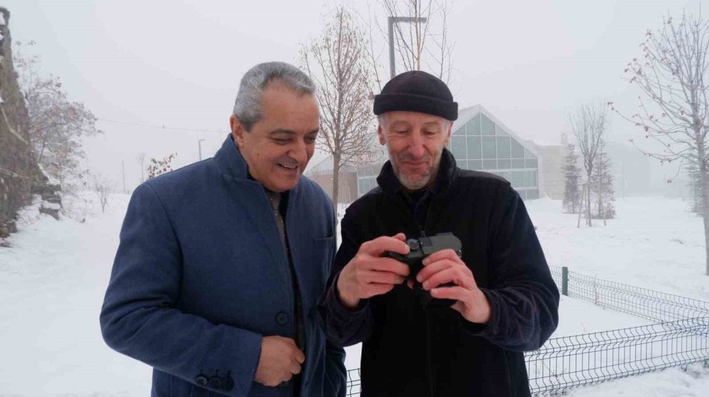 Binlerce kilometre uzaktan geldi. 44 yıl önce Erzurum’da fotoğrafını çektiği çocuğu buldu