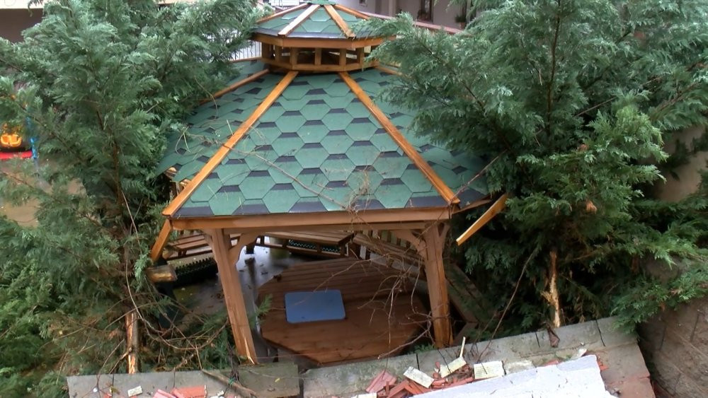 Çekmeköy'de yağışlara dayanamayan istinat duvarı çöktü