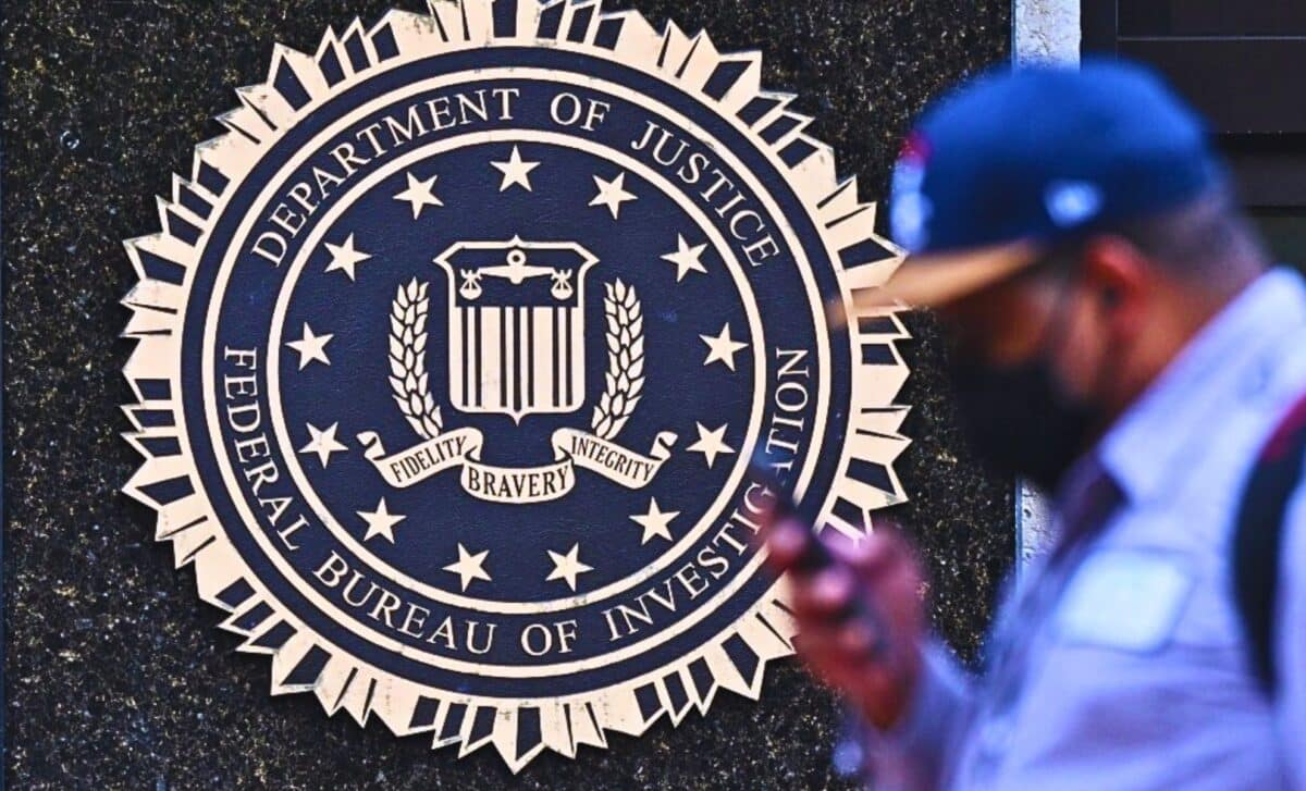 fbi-urges-iphone-android-users-to-ditch-whatsapp-facebook-messenger-signal-1200x727.jpg