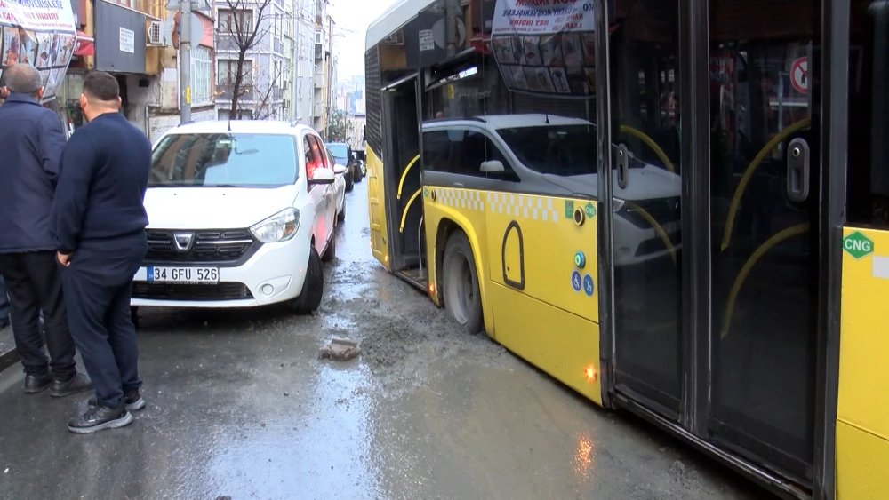 Kağıthane'de yol çöktü, İETT otobüsü çukura düştü