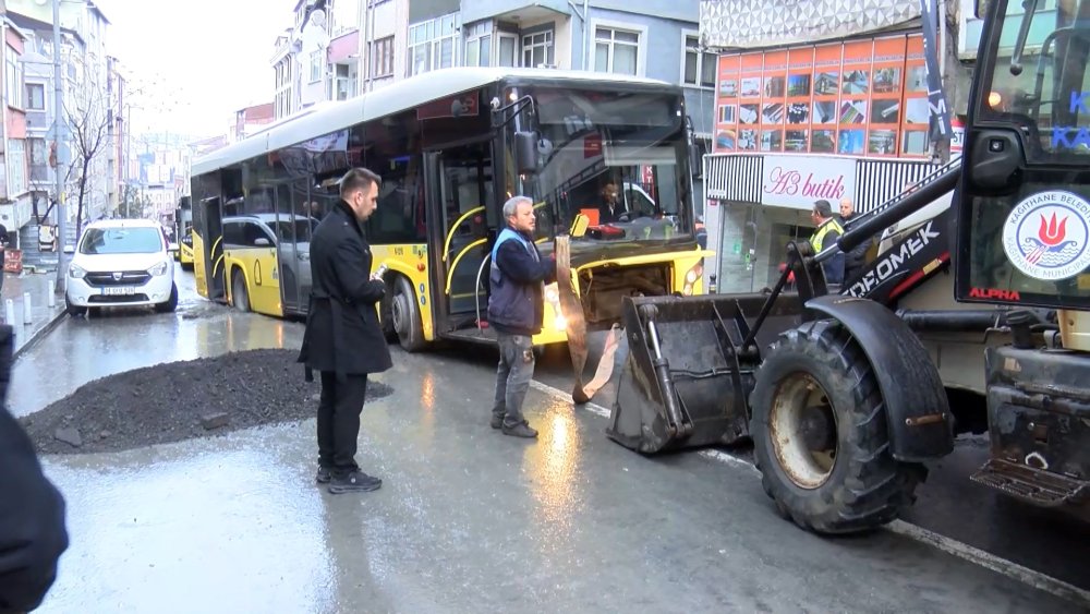 Kağıthane'de yol çöktü, İETT otobüsü çukura düştü