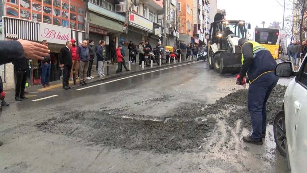 Kağıthane'de yol çöktü, İETT otobüsü çukura düştü