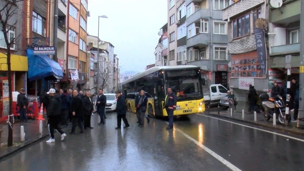 Kağıthane'de yol çöktü, İETT otobüsü çukura düştü