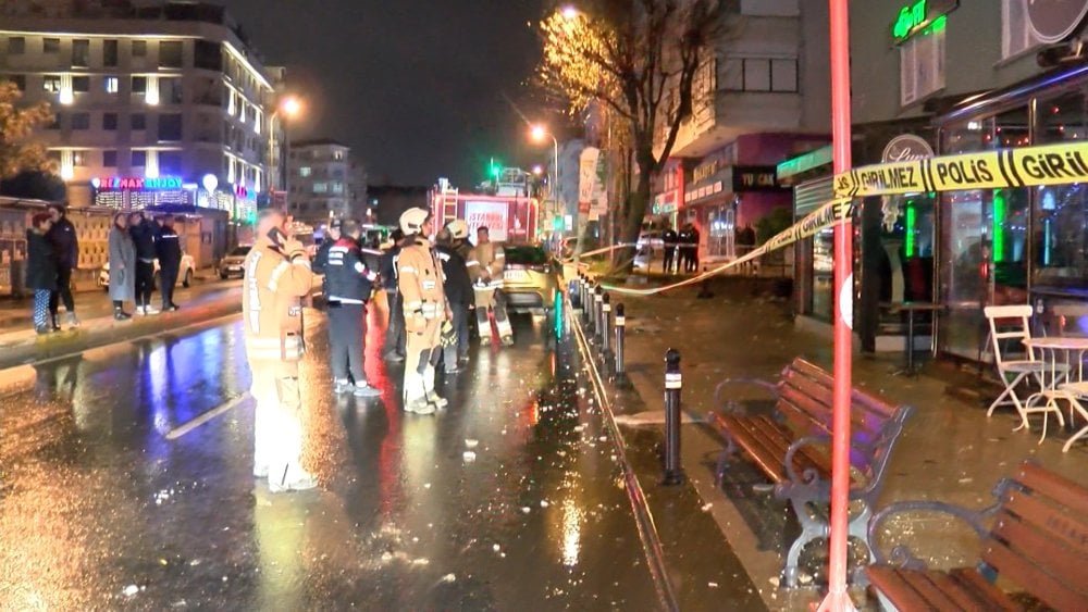 Maltepe’de 4 katlı binanın çatısında çöktü. Bina boşaltıldı