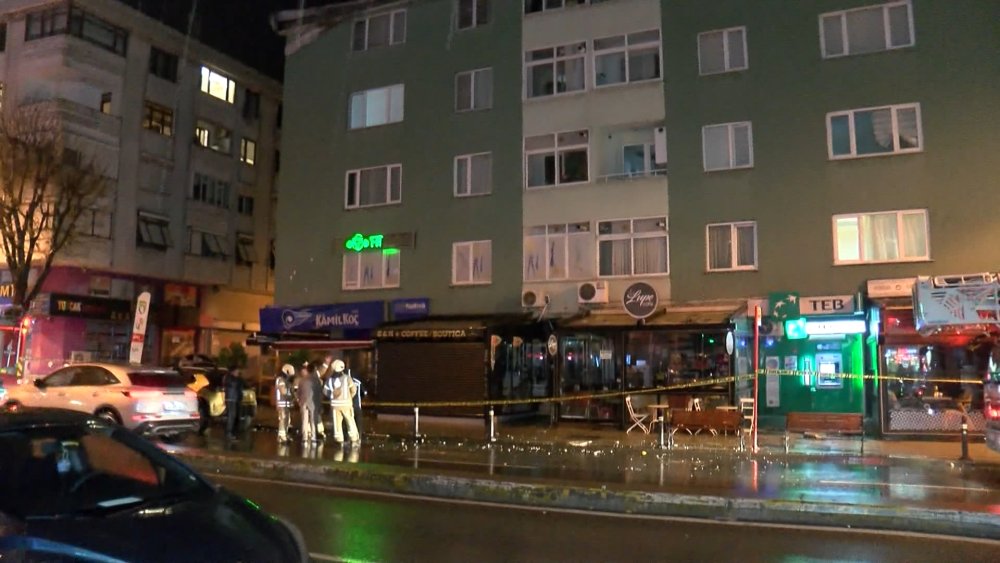 Maltepe’de 4 katlı binanın çatısında çöktü. Bina boşaltıldı