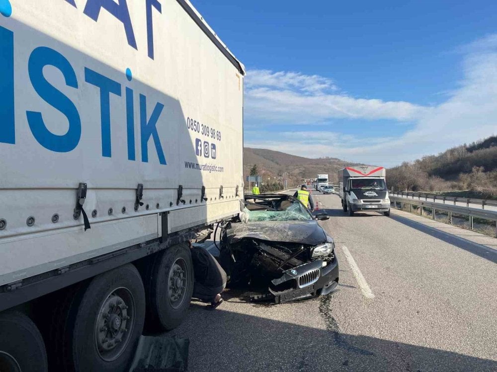 Samsun’da kaza: Lüks otomobil tırın altına girdi.1 yaralı