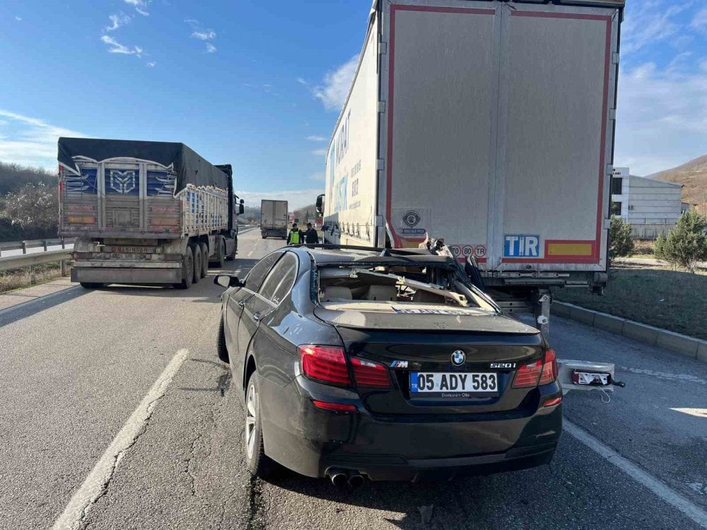 Samsun’da kaza: Lüks otomobil tırın altına girdi.1 yaralı