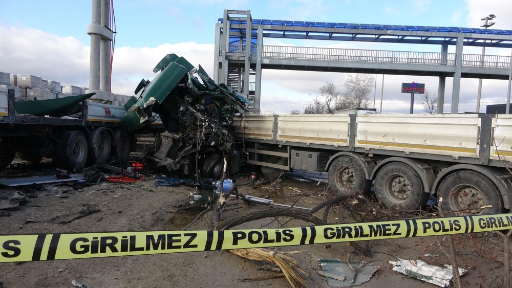 Bariyeri aşan TIR karşı şeritten gelen TIR’a çarptı: 1 ölü 1 yaralı