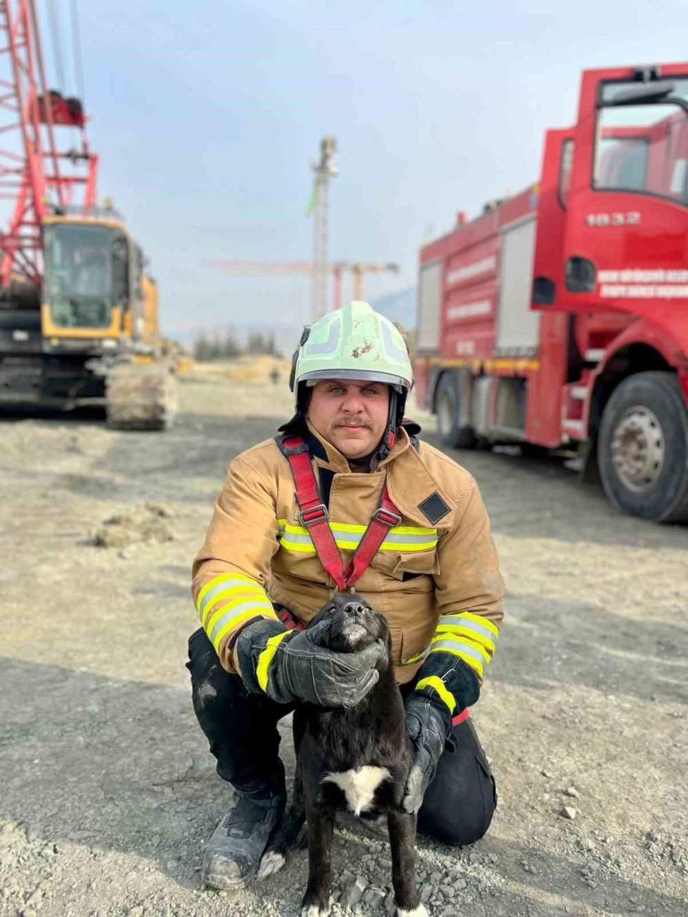 Yavru köpeği 17 metrelik kuyudan itfaiye çıkardı