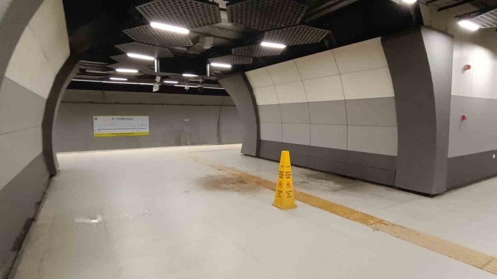 Yenibosna’da metro istasyonunun tavanından sular aktı