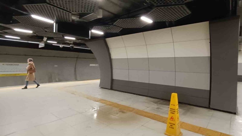 Yenibosna’da metro istasyonunun tavanından sular aktı