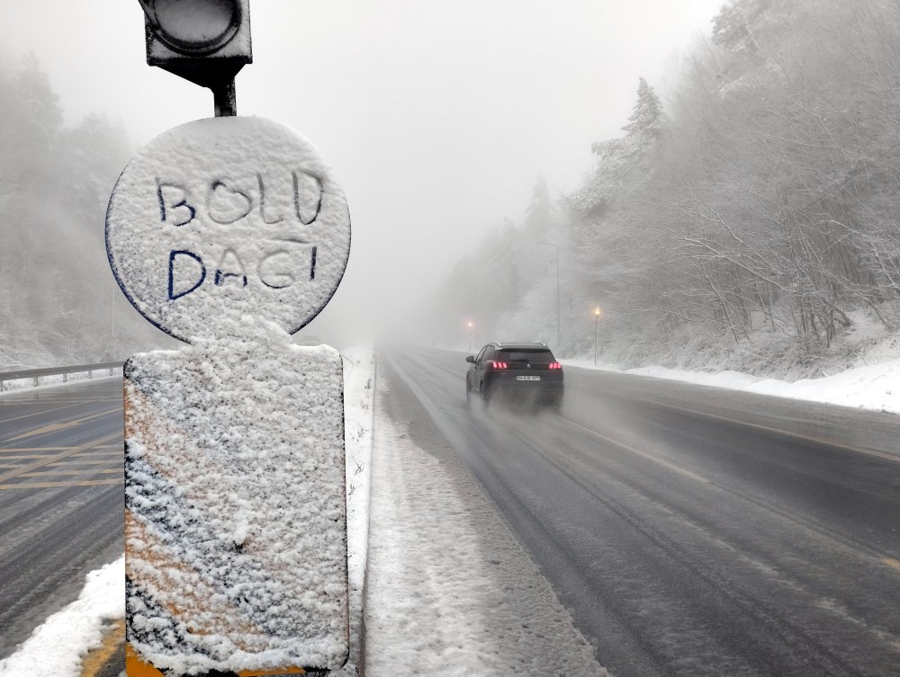 Bolu Dağı'nda sis ve kar alarmı: Mesafe 40 metreye düştü