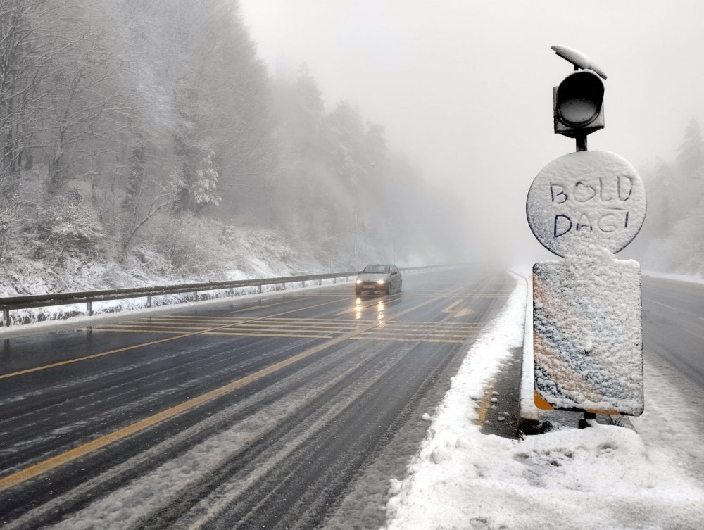 Bolu Dağı'nda sis ve kar alarmı: Mesafe 40 metreye düştü