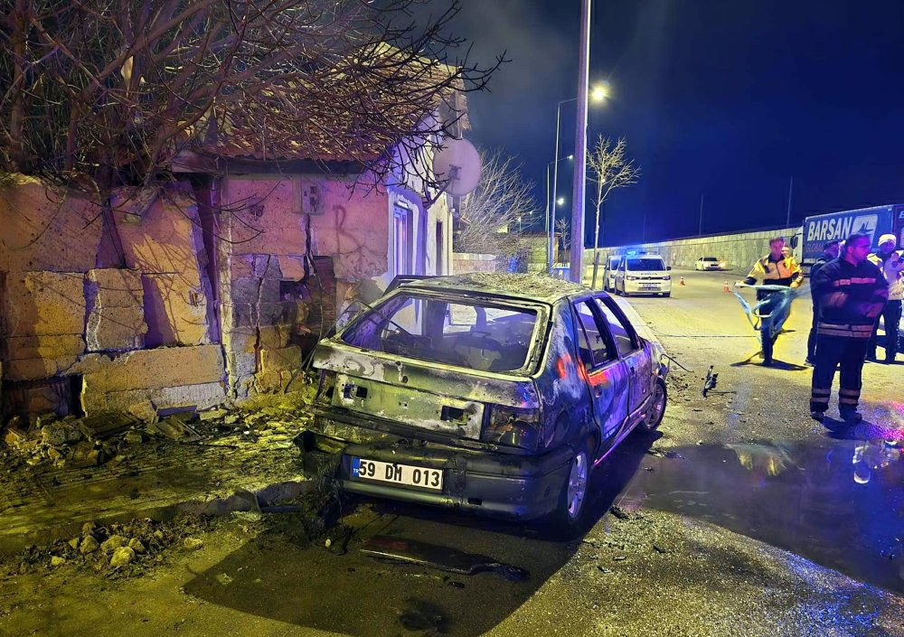 Edirne'de kaza yapan otomobilde yanarak ölen gençleri kimlikleri belli oldu