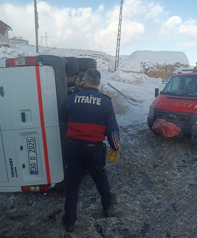 Hakkari'de öğretmenleri taşıyan minibüs devrildi: 11 öğretmen yaralandı